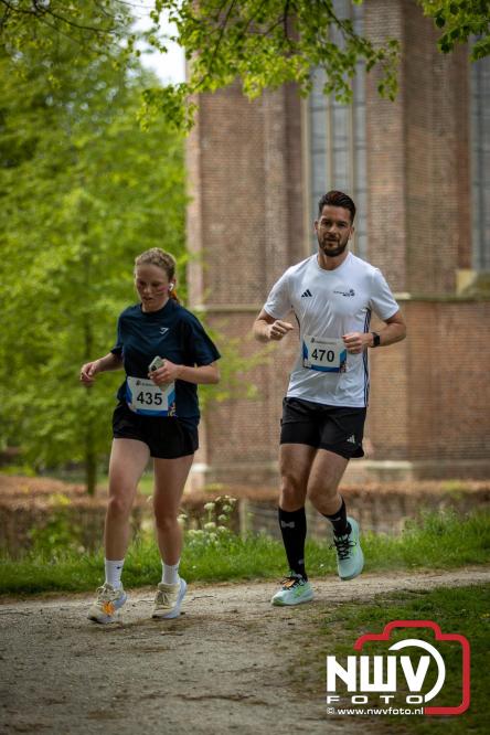 Volle terrassen, bruisende kleedjesmarkt en sportieve Wallenloop: Elburg leeft tijdens koningsdag! - &copy; NWVFoto.nl